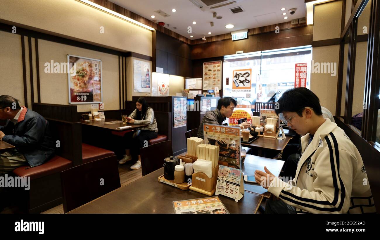 Les gens Dining avoir Ian petit déjeuner abordable dans un restaurant japonais à Mongkok Hong Kong Chine Banque D'Images