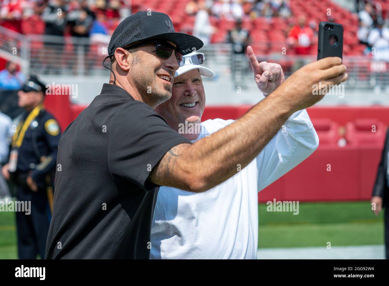 Mark Davis, propriétaire des Las Vegas Raiders, pose avec un fan avant le début du match contre les 49ers de San Francisco au Levi’s Stadium, dimanche 29 août 2021, à Santa Clara, Calif. (Neville Guard/image du sport) Banque D'Images