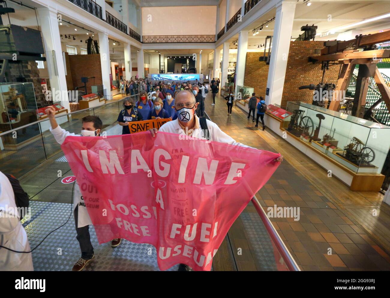 Les manifestants marchent à l'intérieur du musée avec une bannière suggérant l'idée d'un musée sans liens avec les combustibles fossiles.les manifestants de la rébellion d'extinction ciblent le musée des sciences le 7 jour des manifestations de la rébellion. Ils insistent sur le fait que le musée cesse de recevoir de l'argent de la compagnie multinationale de pétrole et de gaz Shell. Ils occupent le musée pendant la nuit, se verrouillent sur les rampes à l'intérieur et refusent de partir jusqu'à ce que le musée écoute leurs demandes. Les rebelles exigent également que le gouvernement modifie les politiques pour répondre à l'urgence écologique et climatique et arrêter immédiatement tous les nouveaux investissements dans les combustibles fossiles. Banque D'Images