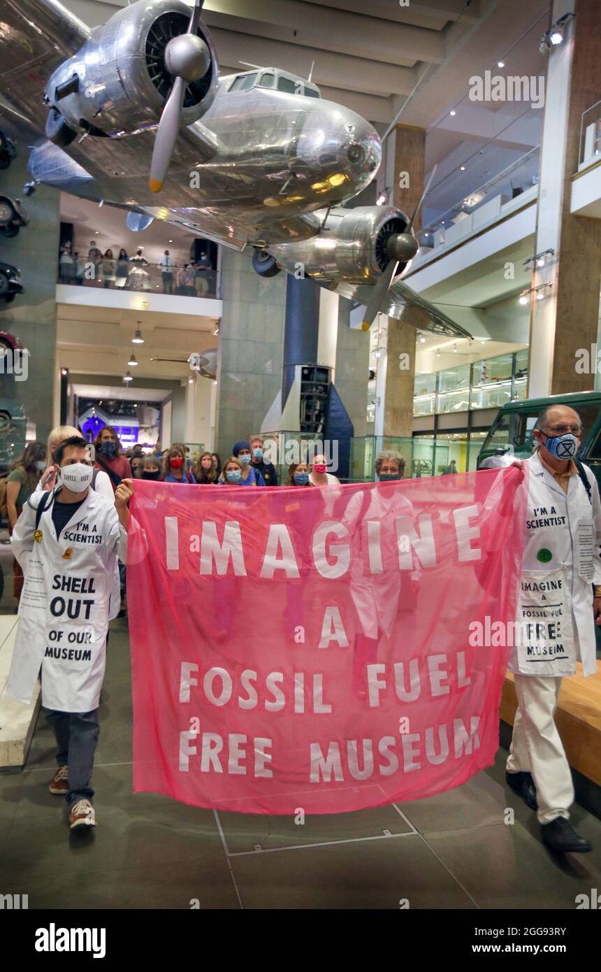 Les manifestants marchent à l'intérieur du musée avec une bannière suggérant l'idée d'un musée sans liens avec les combustibles fossiles.les manifestants de la rébellion d'extinction ciblent le musée des sciences le 7 jour des manifestations de la rébellion. Ils insistent sur le fait que le musée cesse de recevoir de l'argent de la compagnie multinationale de pétrole et de gaz Shell. Ils occupent le musée pendant la nuit, se verrouillent sur les rampes à l'intérieur et refusent de partir jusqu'à ce que le musée écoute leurs demandes. Les rebelles exigent également que le gouvernement modifie les politiques pour répondre à l'urgence écologique et climatique et arrêter immédiatement tous les nouveaux investissements dans les combustibles fossiles. Banque D'Images