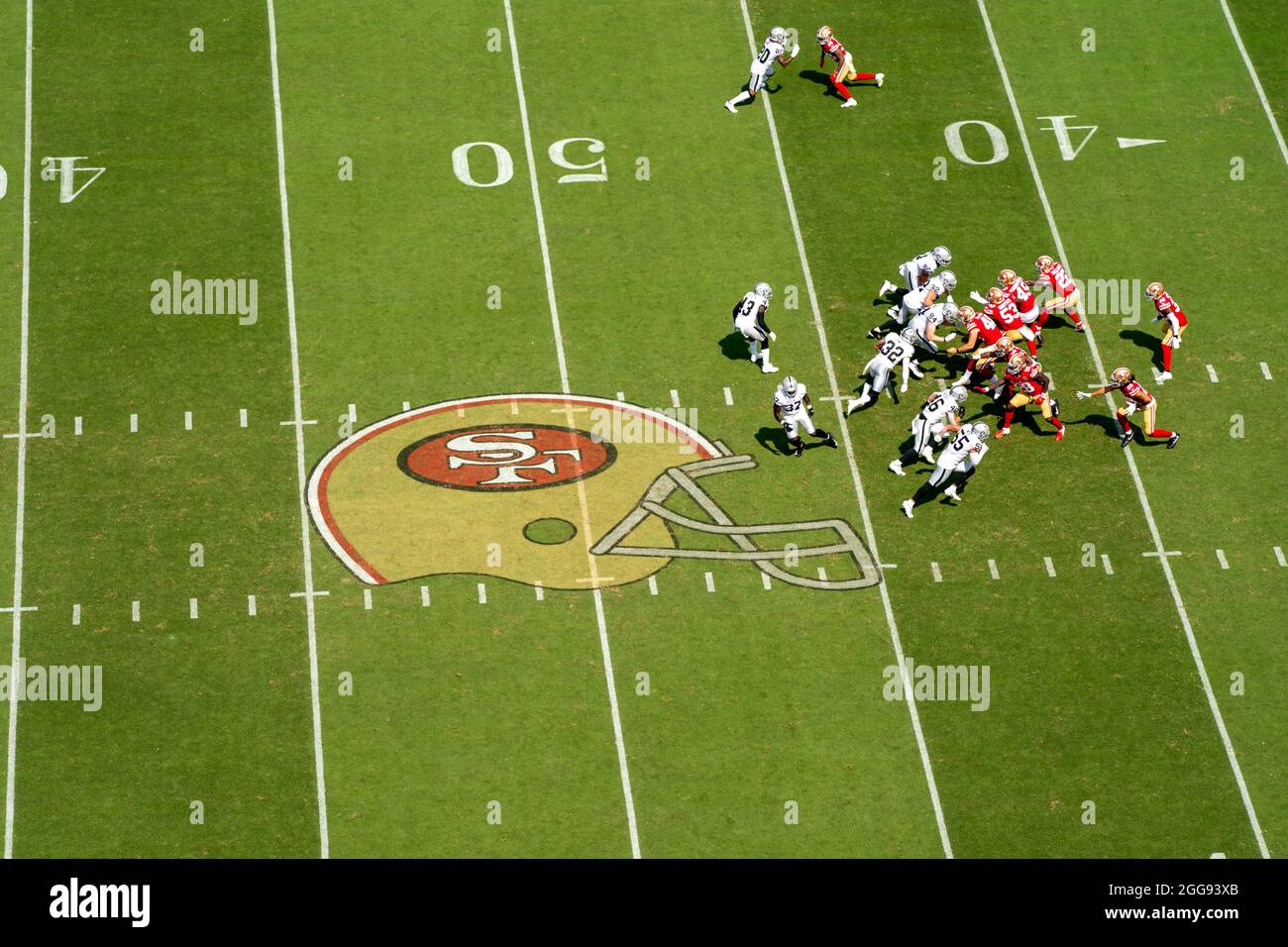 Une vue d’ensemble du stade t Levi’s pendant le match entre les 49ers de San Francisco et les Raiders de Las Vegas avec le logo du casque 49ers au milieu du terrain, dimanche 29 août 2021, à Santa Clara, Calif. (Neville Guard/image du sport) Banque D'Images