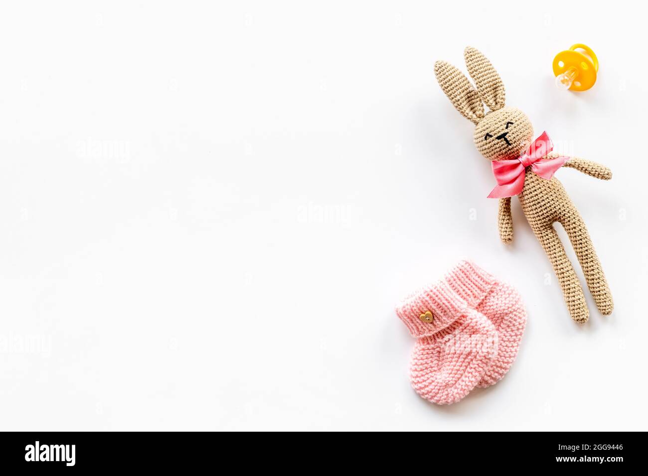 Accessoires Pour Bebe Avec Jouet Lapin Et Chaussures De Bebe Photo Stock Alamy