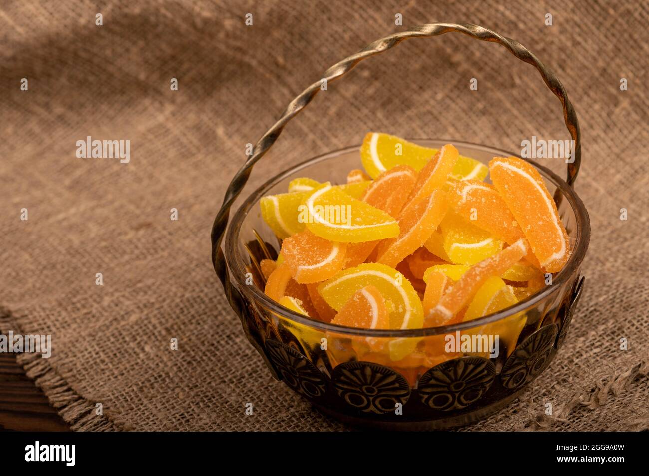 Tranches de citron marmelade multicolores dans un vase vintage, gros plan, mise au point sélective Banque D'Images