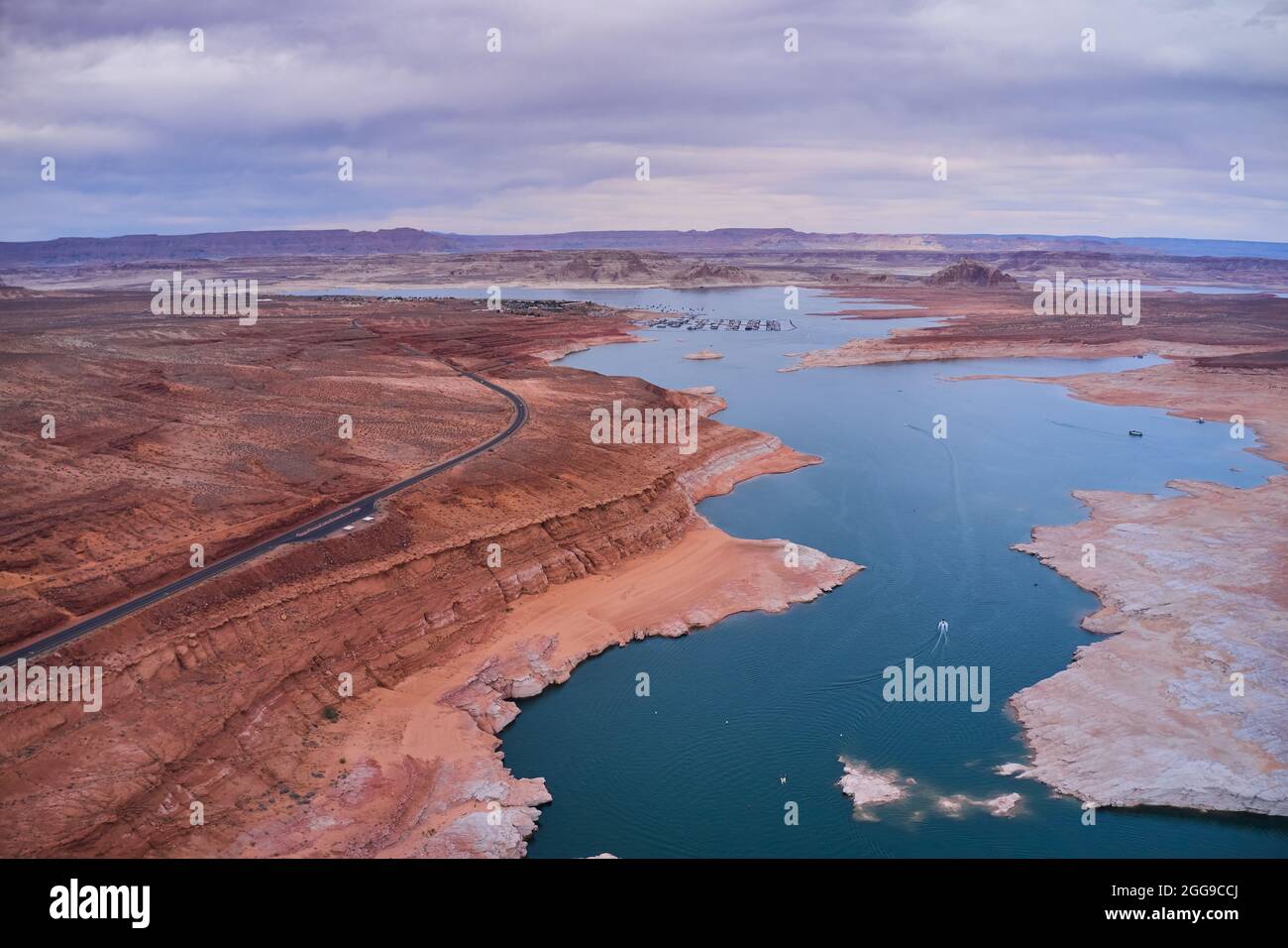 Tir de drone de Wahweap Marina, Lake Powell et Antelope Island, Arizona, États-Unis Banque D'Images
