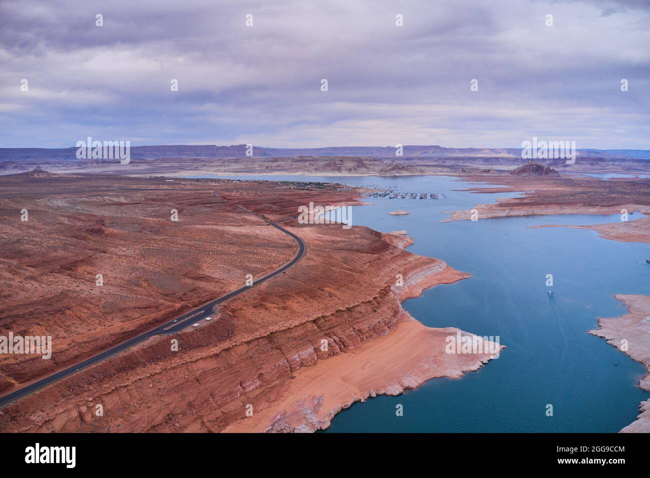 Tir de drone aérien de Wahweap Marina et du lac Powell avec Antelope Island en arrière-plan, Arizona, États-Unis Banque D'Images
