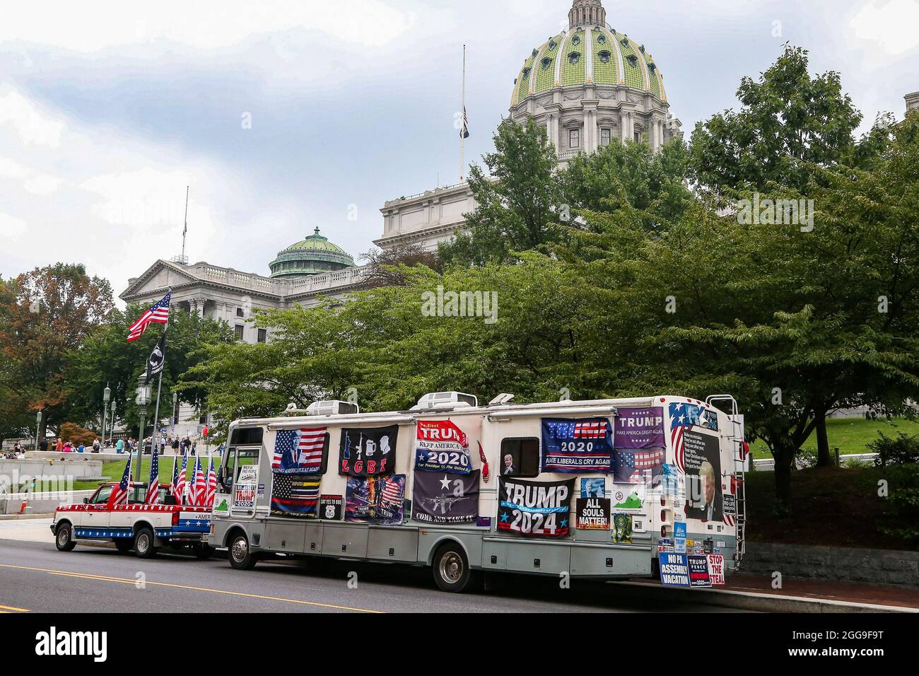 Un véhicule récréatif couvert de panneaux pro-Trump a été vu stationné près du capitole de l'État de Pennsylvanie pendant le rassemblement pour la liberté contre le vaccin et le mandat anti-masque. Des manifestants anti-vaccin se sont rassemblés sur les marches du Capitole de l'État de Pennsylvanie pendant le rassemblement pour la liberté. Le rassemblement mondial pour la liberté 3.5 au Capitole de l'État de Pennsylvanie a été l'un des nombreux événements coordonnés aux États-Unis appelant à la fin des mandats de vaccination. Banque D'Images
