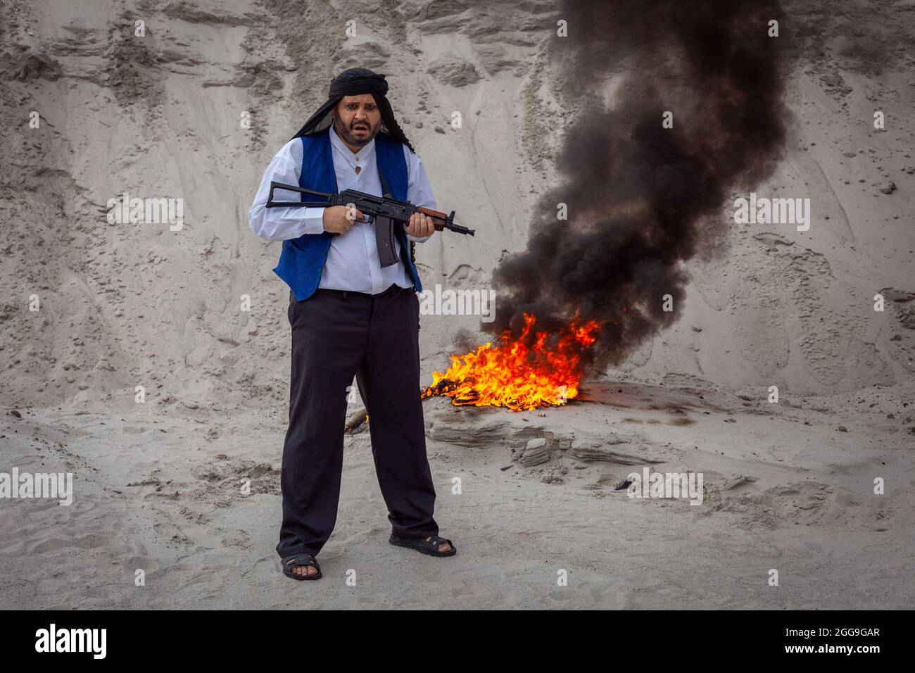 Les terroristes afghans les détruisent par le feu. Les talibans intimident les gens avec des armes entre leurs mains. Les combattants contestataires sont un g terroriste Banque D'Images