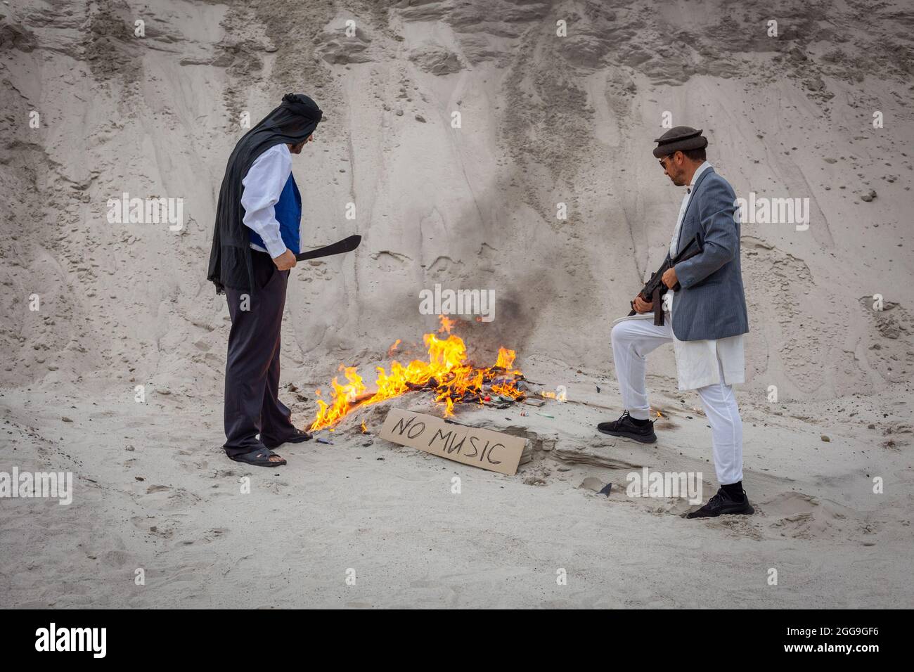 Les terroristes afghans détruisent la musique. Ils brûlent des fournitures musicales. Ils interdisent la musique en Afghanistan. Les talibans font feu à la musique. Banque D'Images