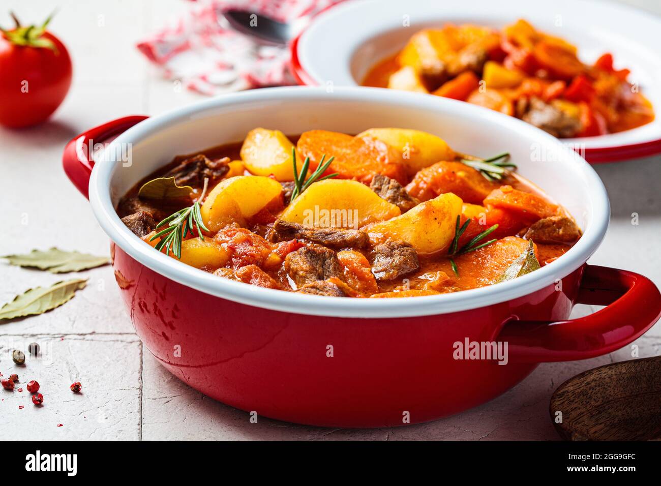 Ragoût de bœuf avec pommes de terre et carottes dans une sauce tomate ...