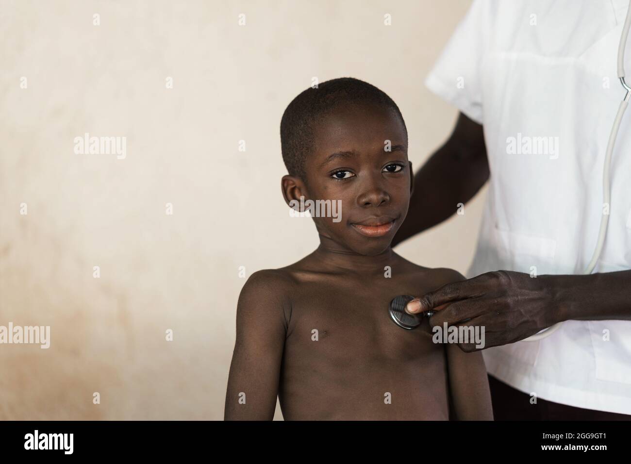 Petit garçon afroamercien coopératif subissant un examen pulmonaire stéthoscopique Banque D'Images
