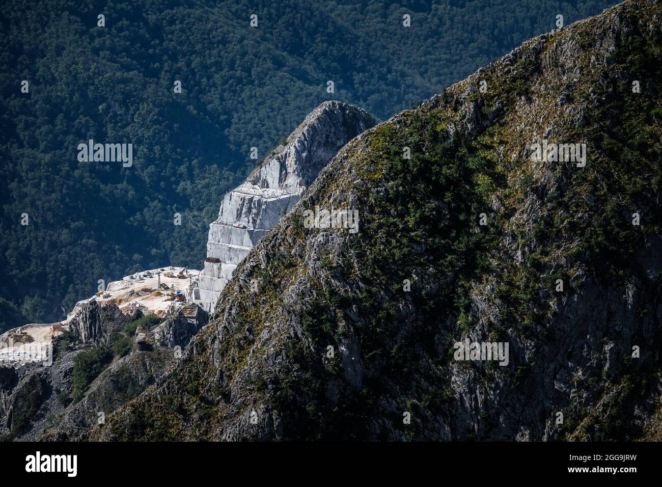 CARRARA, TOSCANE - ITALIE 2021: VUE SUR LES CARRIÈRES DES ALPES APUANES DÉTRUITES PAR EXTRACTION DE MARBRE. Banque D'Images