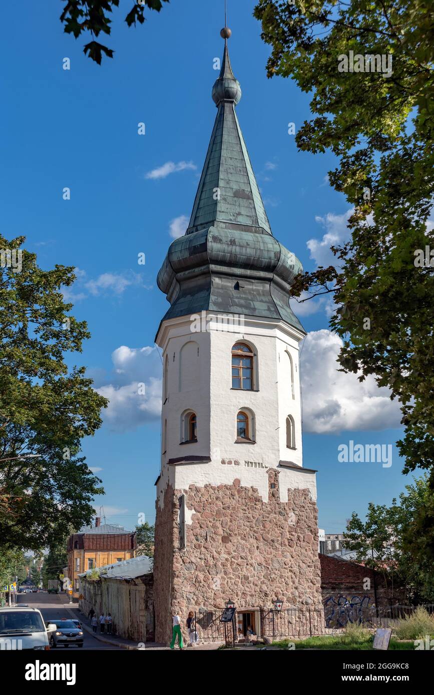 Vyborg, région de Leningrad, Russie - 13 août 2021 : les touristes se rendent à pied à la tour médiévale de l'hôtel de ville. A été construit en 15 siècle Banque D'Images