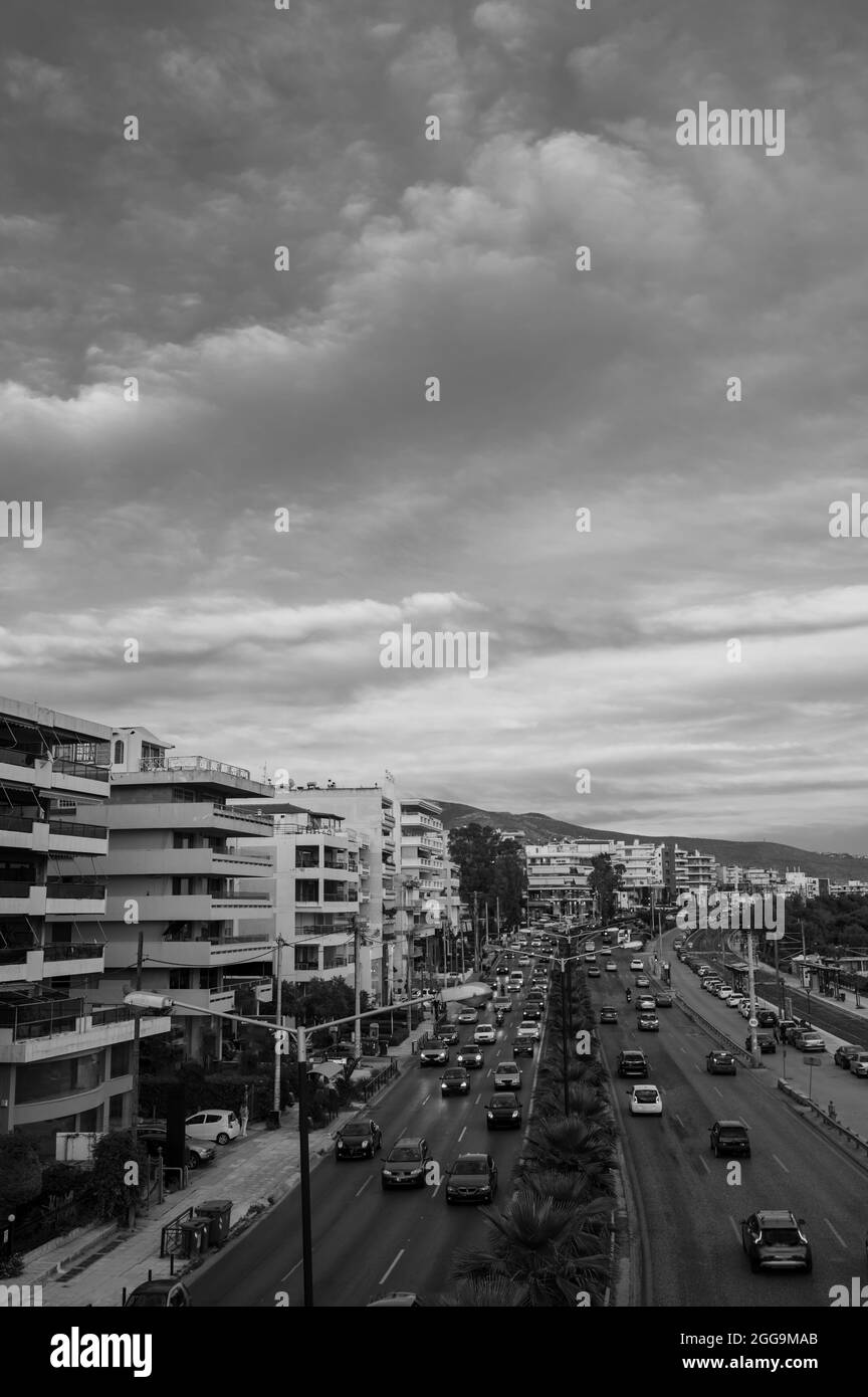 Paysage urbain d'Athènes, Grèce. Vue de dessus de la route et du bord de mer. Architecture urbaine. Montagnes en arrière-plan. Noir et blanc. Banque D'Images