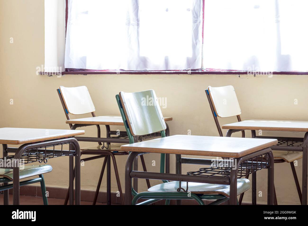 Photo de quelques chaises et tables dans une salle de classe d'une école maternelle.la photo est prise en format horizontal. Banque D'Images