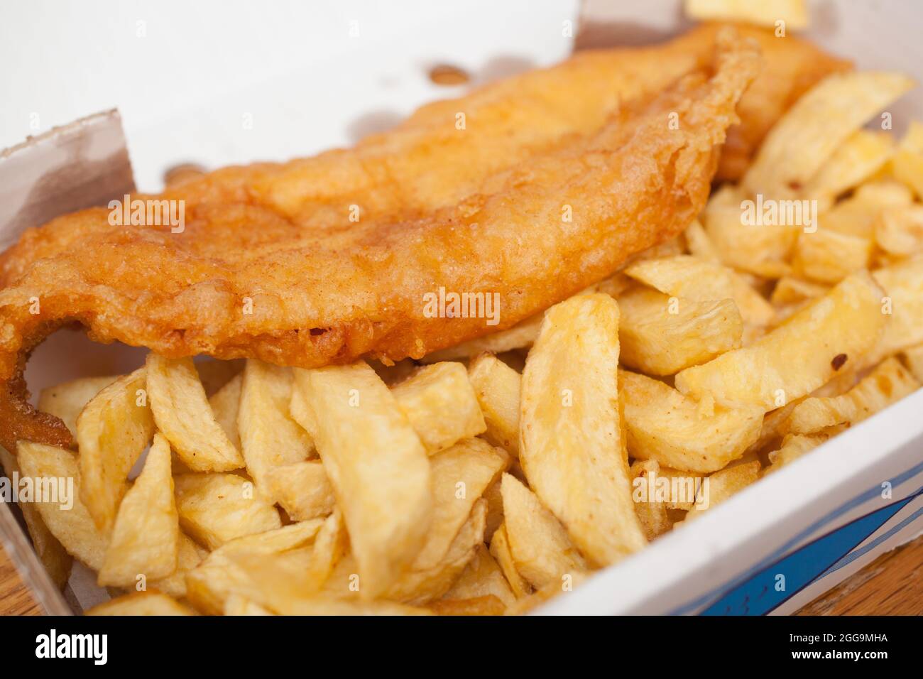 Fish and Chips dans une boutique de poissons et de puces anglaise Banque D'Images