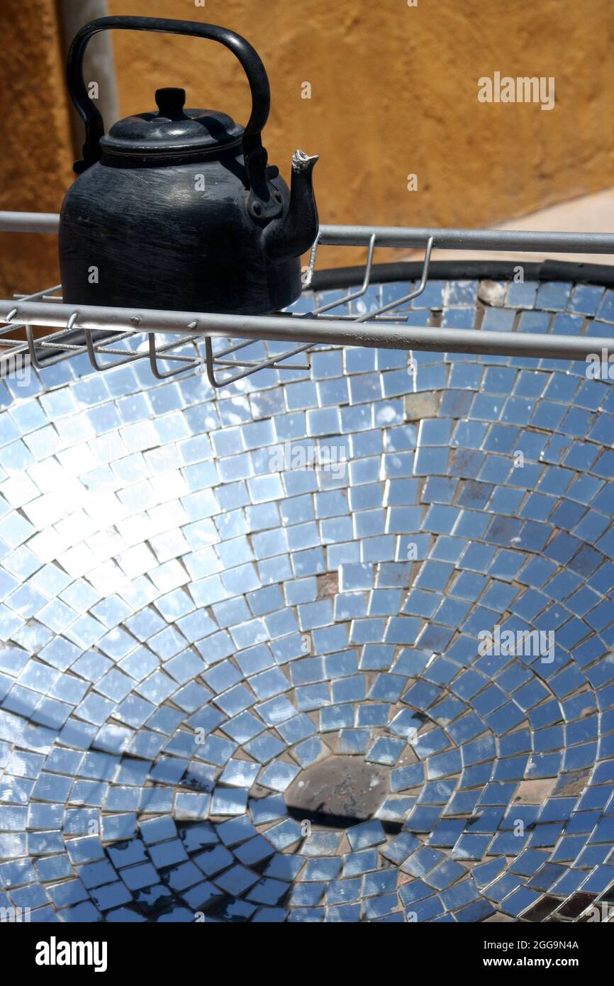 Une bouilloire sur une cuisinière solaire maison, Chili Photo Stock - Alamy