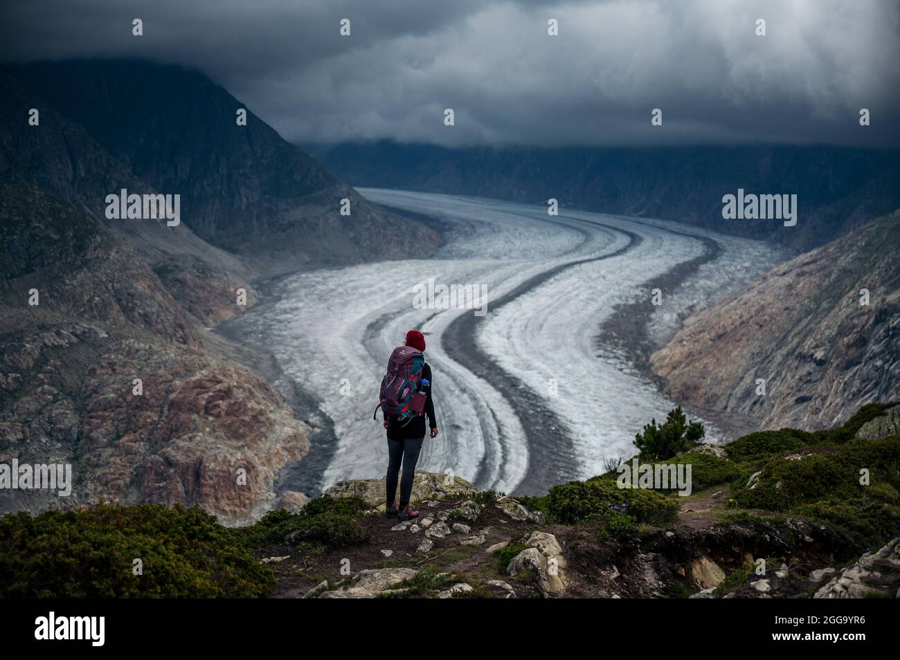 Une petite randonnée qui profite de la vue sur le glacier Aletsch dans les alpes suisses Banque D'Images