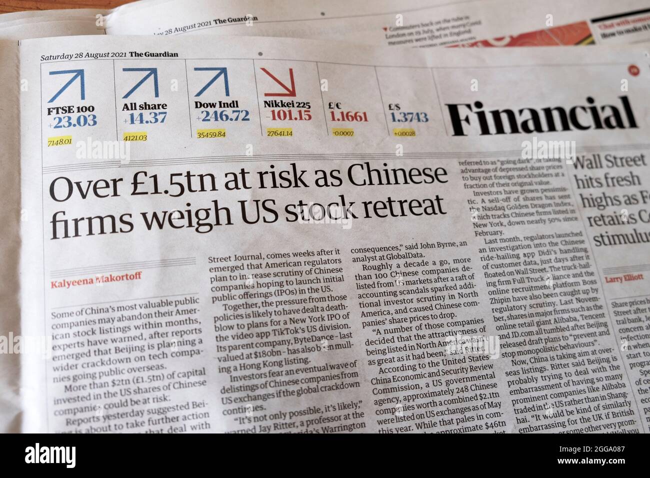 « plus de 1,5 £ à risque alors que les entreprises chinoises pèsent sur la retraite des actions américaines », article du journal Guardian Financial du 28 août 2021 Londres Royaume-Uni Grande-Bretagne Banque D'Images
