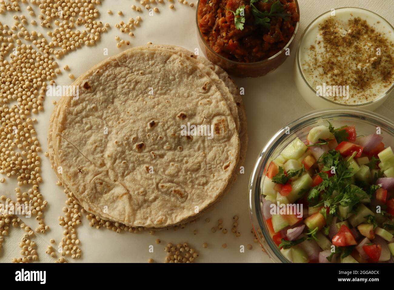 Jowar roti ou jowar bhakri sont des pains plats sains sans gluten faits avec de la farine de mil de sorgho. Servi avec de l'alon brinjal grillé au feu sauté et écrasé Banque D'Images