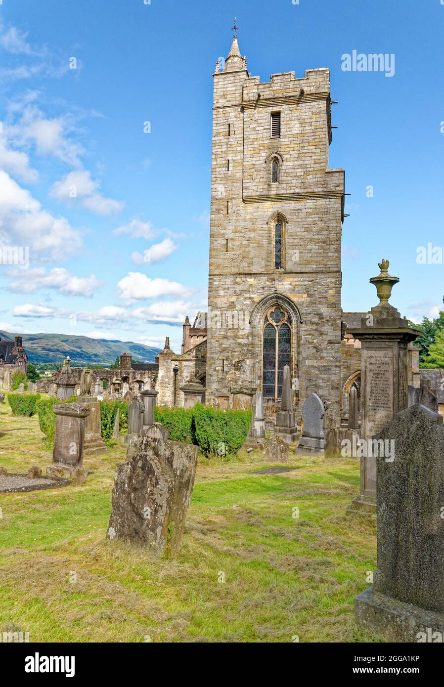 Église de la Sainte-rude ou Sainte-Croix avec clocher et cimetière royal avec pierres tombales historiques sur la colline du château au-dessus de Stirling Ecosse, roi Uni Banque D'Images
