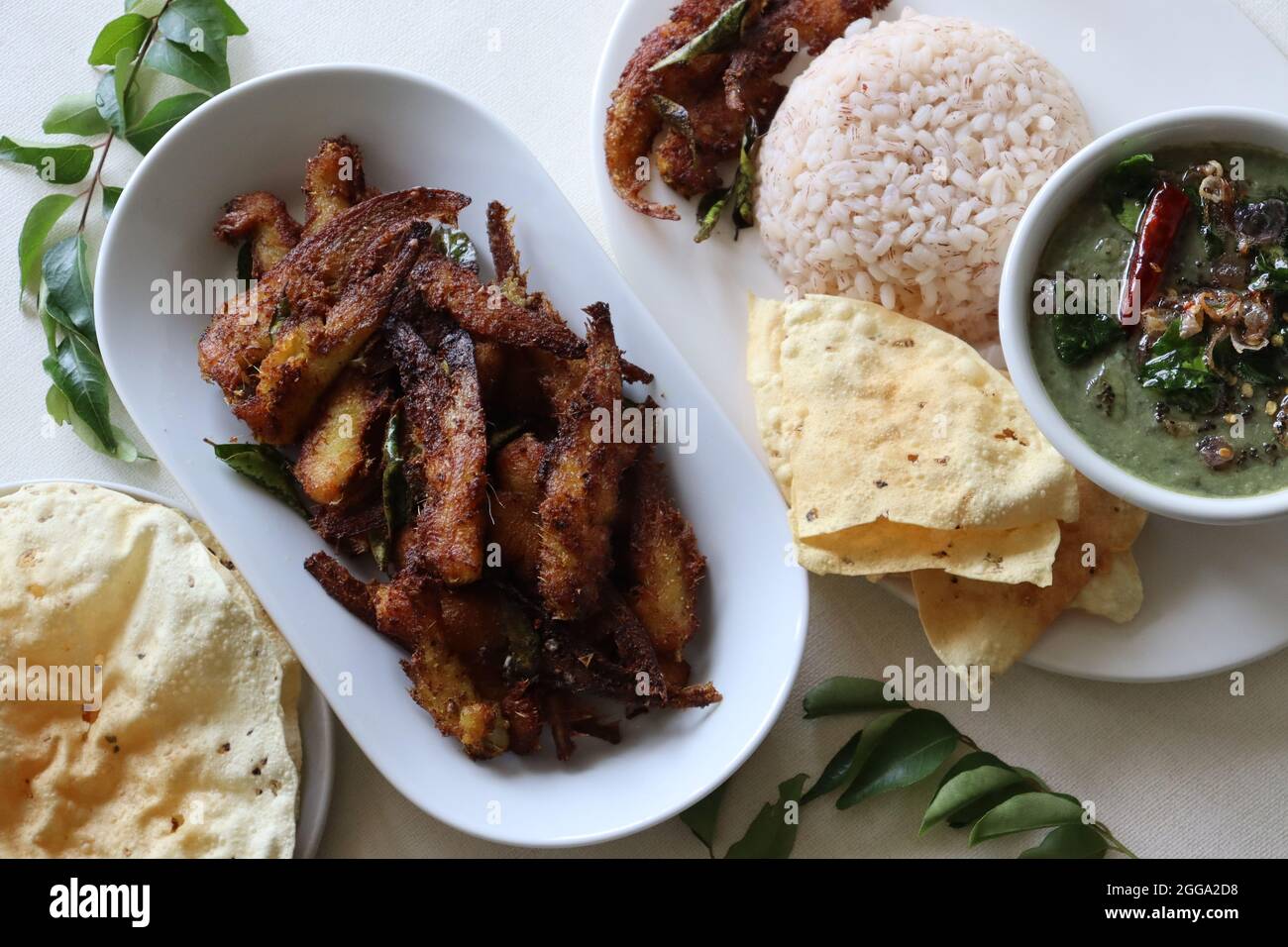 Frites anchois croustillantes et épicées. Anchois marinés avec des épices et frits. Plat de poisson populaire du Kerala appelé alevins de Natholi. Servi avec du riz rouge m Banque D'Images