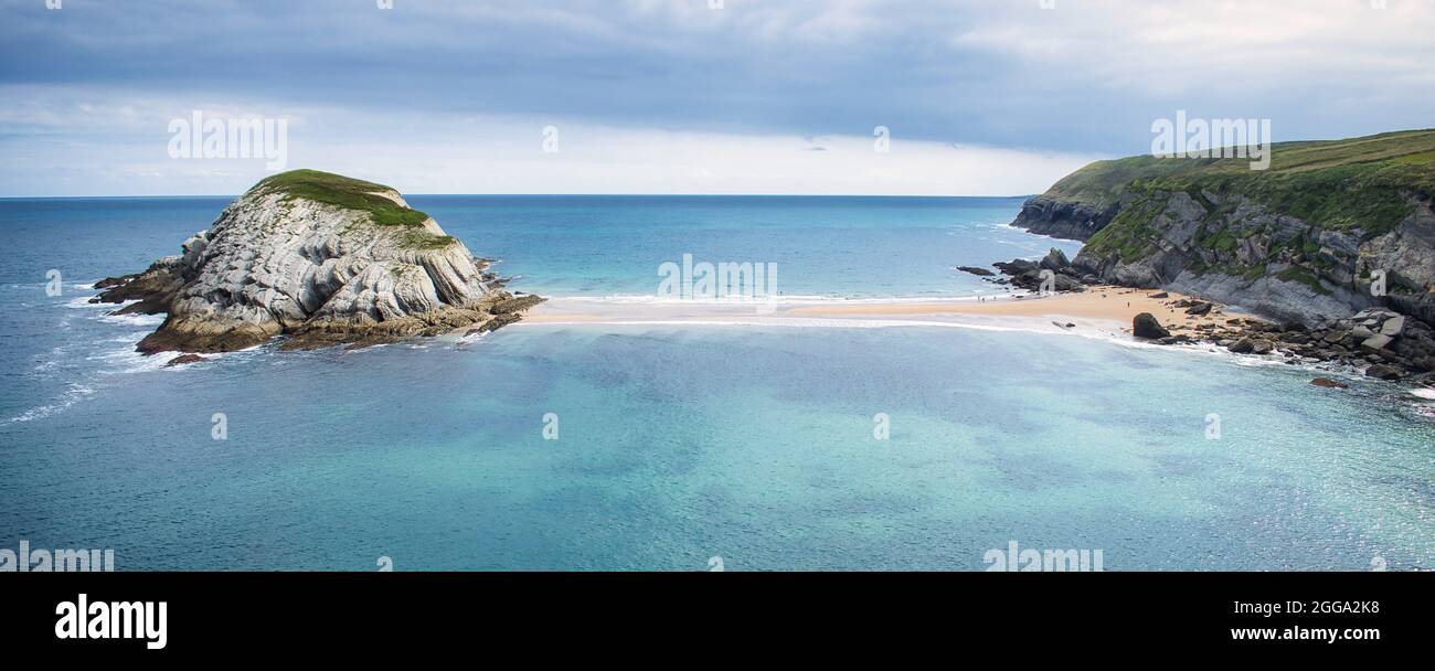 Vue sur la plage de Covachos une des plus belles plages de la côte brisée, Cantabrie, Espagne Banque D'Images
