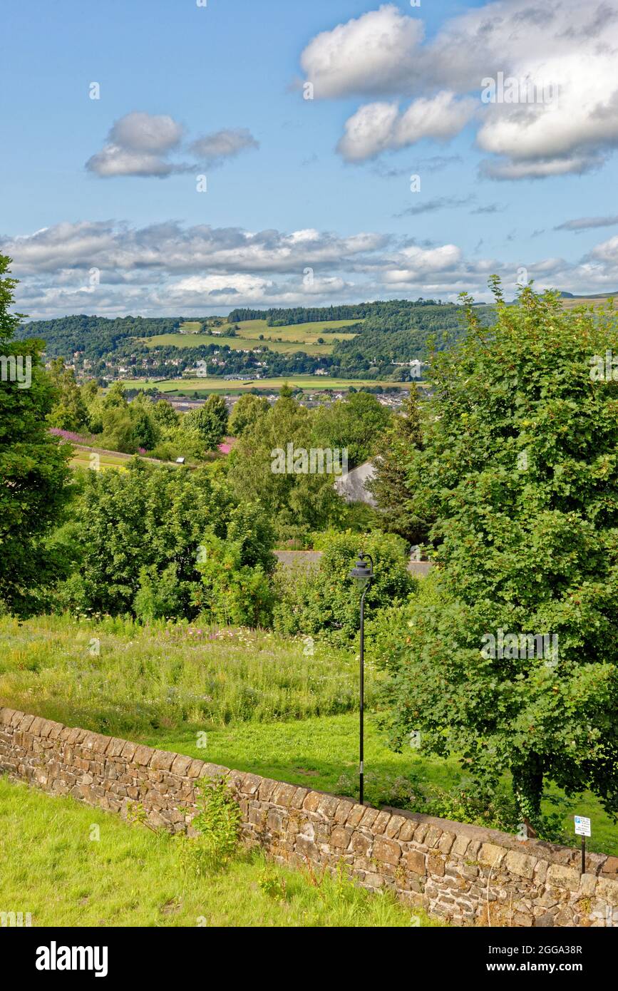 Vue sur la ville de Stirling et les montagnes depuis la colline du château - Stirling, Écosse, United Kingdon - 16 juillet 2021 Banque D'Images