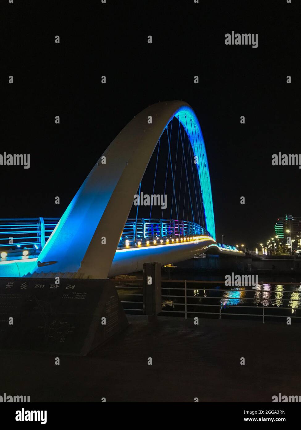 Gangneung, Corée du Sud - 16 février 2018 : Pont Gangmun Sotdae illuminé de nuit Banque D'Images