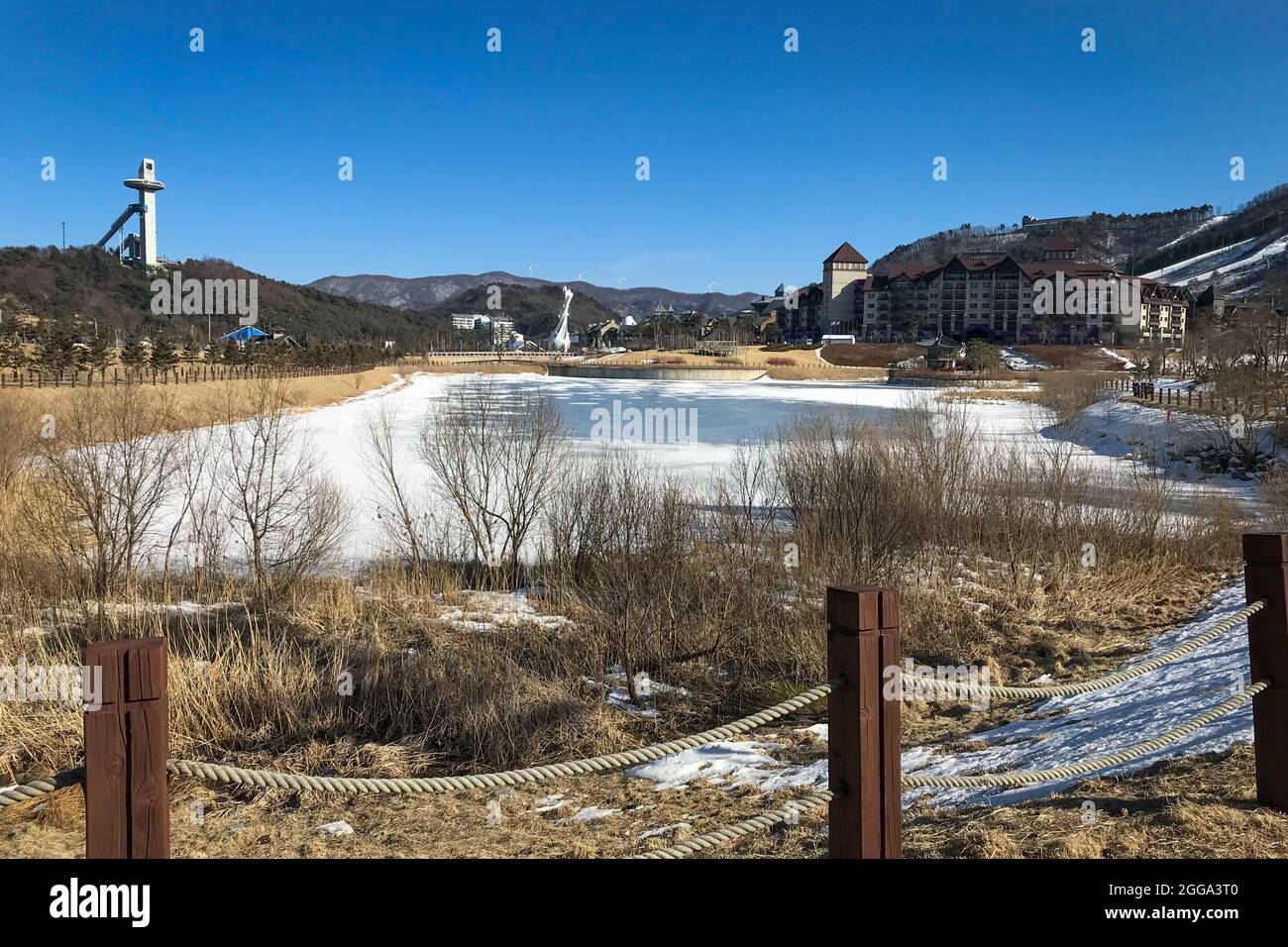 PyeongChang, Corée du Sud - 17 février 2018 : vue panoramique de la station de ski d'Alpensia contre le ciel bleu avec la colline de saut à ski en arrière-plan Banque D'Images