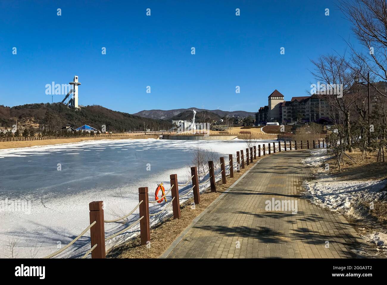 PyeongChang, Corée du Sud - 17 février 2018 : vue panoramique de la station de ski d'Alpensia contre le ciel bleu avec la colline de saut à ski en arrière-plan Banque D'Images