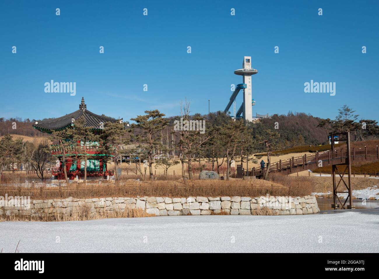PyeongChang, Corée du Sud - février 17, 2018: Pavillon Cheongsong sur Pine Island avec la colline de saut à ski en arrière-plan Banque D'Images