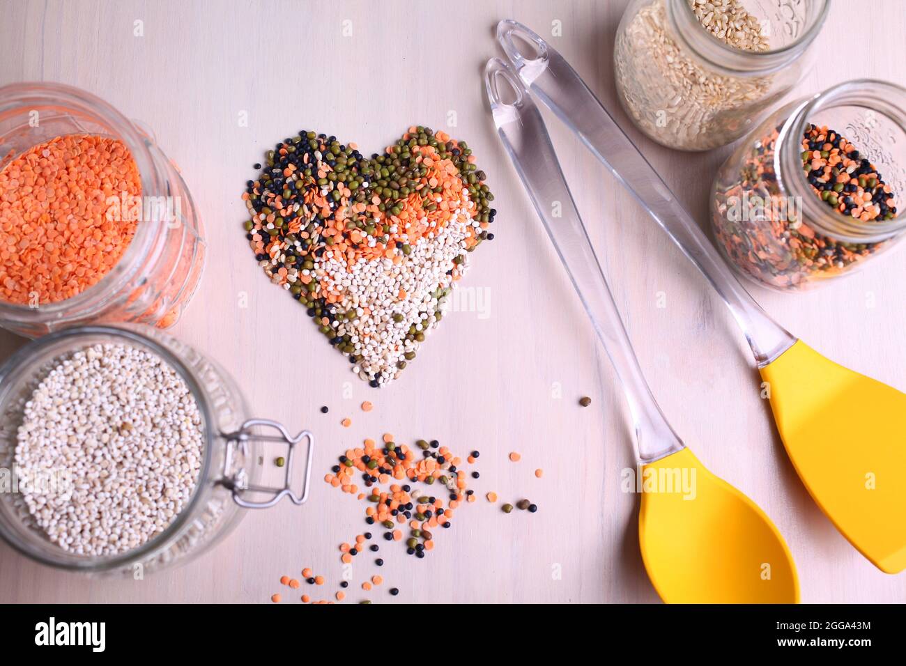 Lentilles rouges blanches et noires formant un coeur de Valentin pour une vie saine Banque D'Images