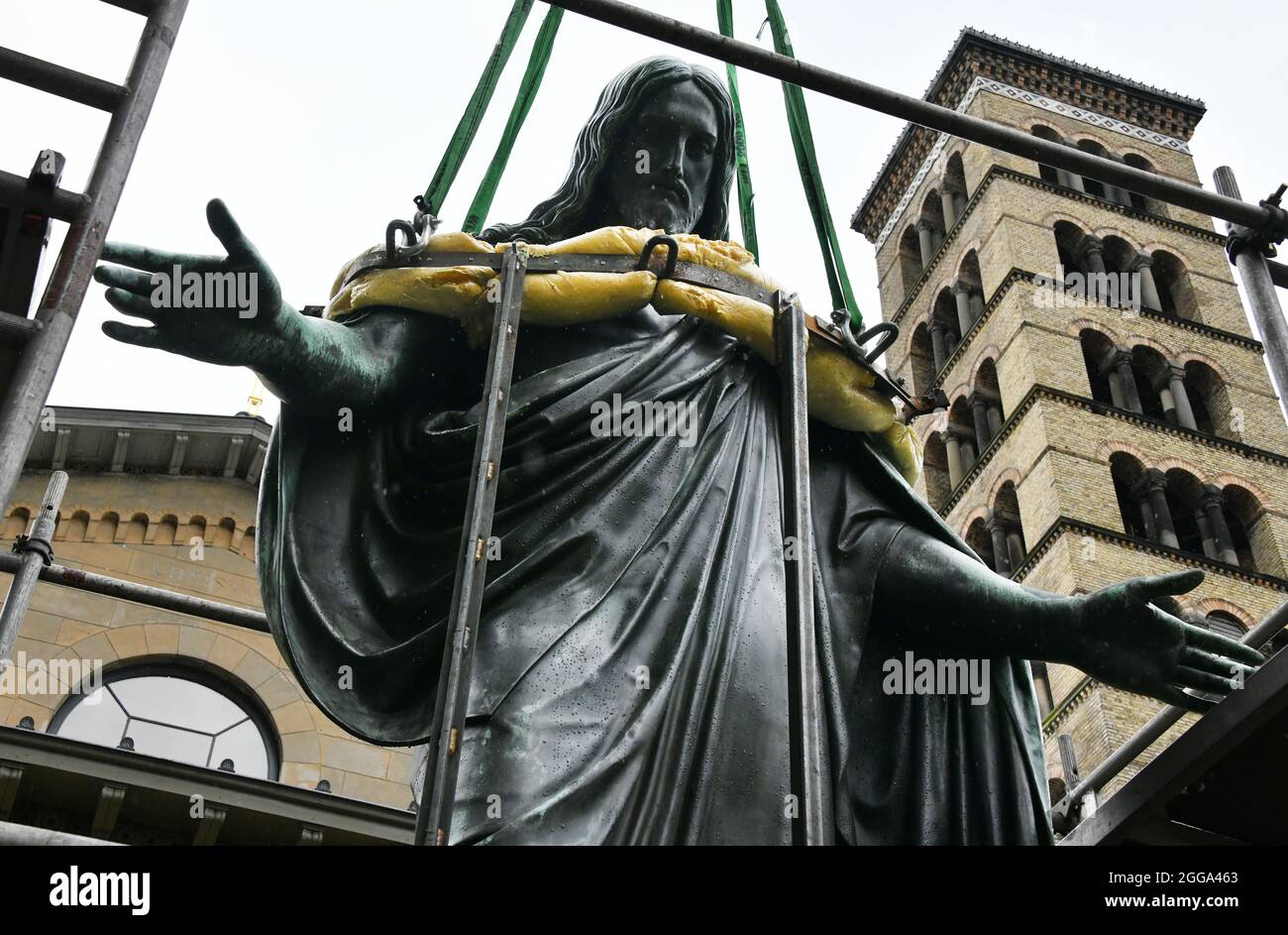 Potsdam, Allemagne. 30 août 2021. Après la fin de la restauration, la grande sculpture de la 'Bénédiction du Christ' se dresse de nouveau dans l'atrium de l'église du Christ à Potsdam. La statue est l'une des premières sculptures galvanoplastiques à grande échelle créées en 1851 à l'Institut Königliches Galvanoplastiches de Berlin, dirigé par Julius Winkelmann. Credit: Bernd Settnik/dpa/ZB/dpa/Alay Live News Banque D'Images