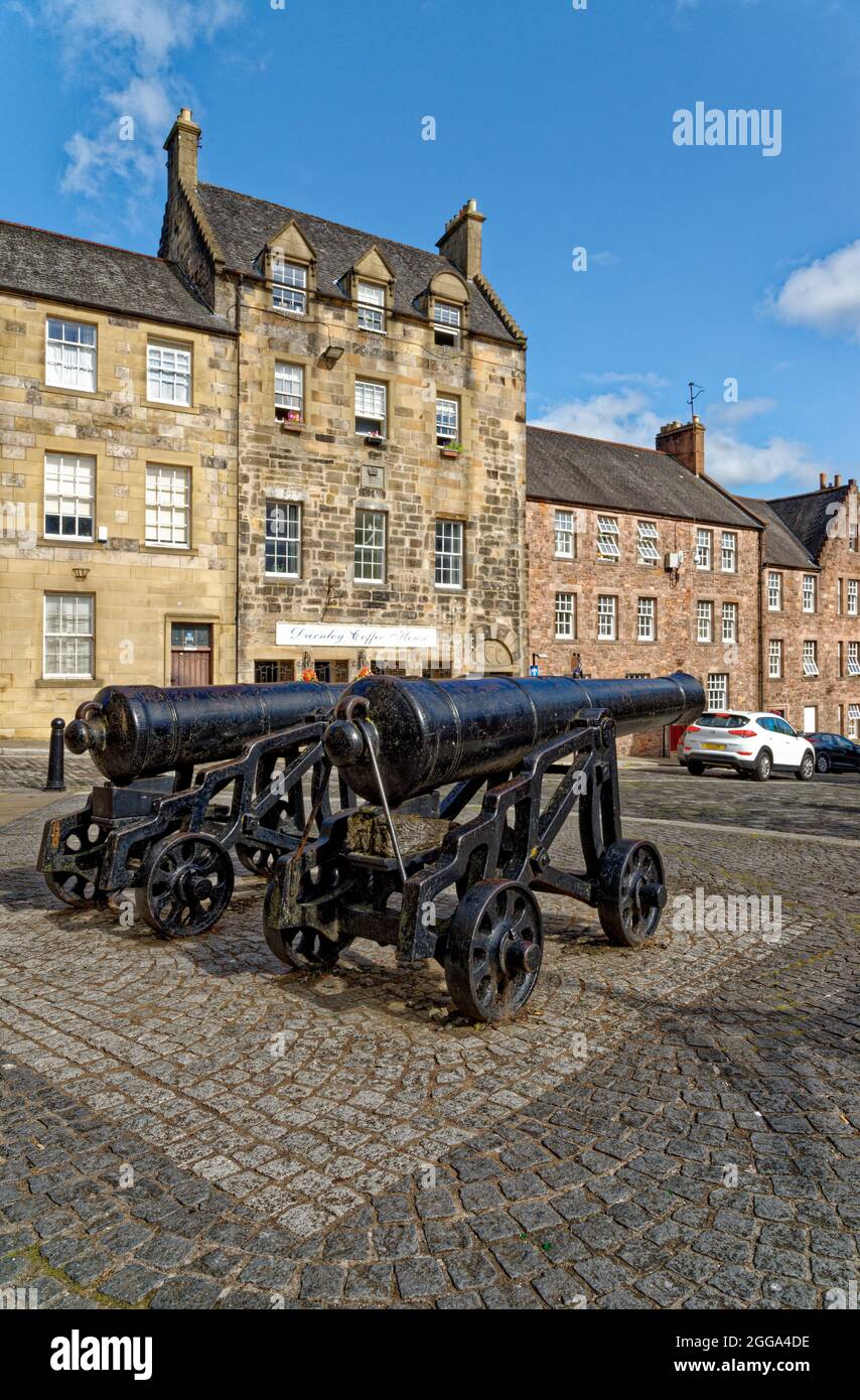 Deux vieux canons se tiennent à la jonction de Broad Street et St Mary's Wynd au coeur de la vieille ville de Stirling, Écosse, Royaume-Uni - 16 juillet 2 Banque D'Images