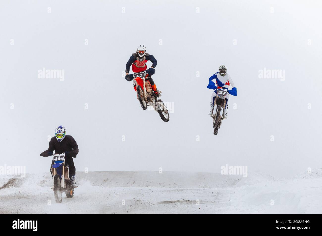 groupe de motocyclistes course d'hiver enudro Banque D'Images