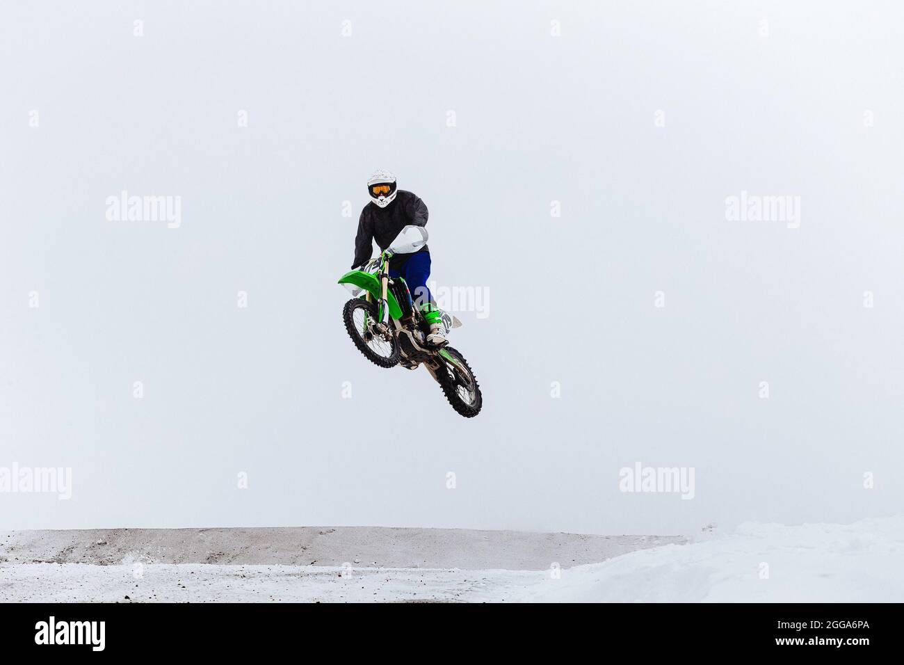 moto pilote saut hiver enduro course Banque D'Images