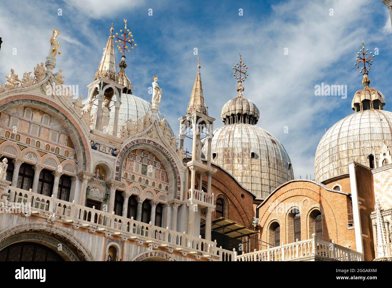 Particolare artitico delle torri e cupole della Basilica di San Marco a Venezia- Città italiane e da visitare punti di interesse turistico-cultural Banque D'Images