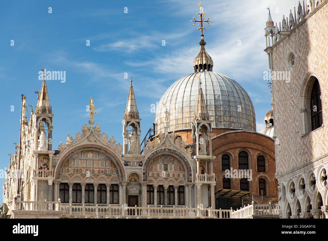 Particolare artitico delle torri e cupole della Basilica di San Marco a Venezia- Città italiane e da visitare punti di interesse turistico-cultural Banque D'Images