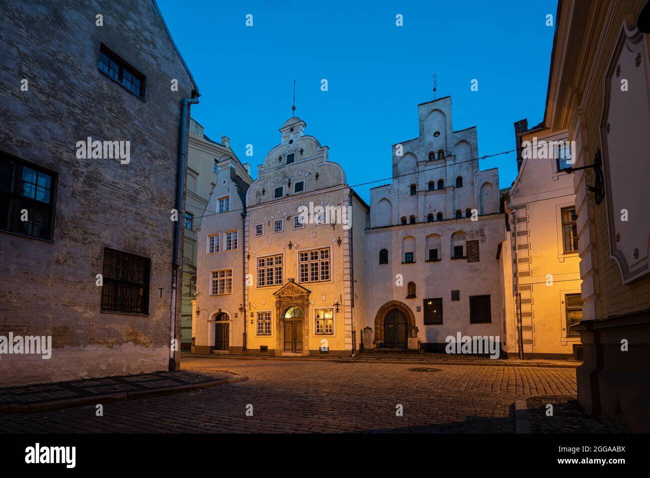 Riga, Lettonie. Août 2021. Vue extérieure en soirée sur les célèbres bâtiments anciens des trois Frères dans le centre-ville Banque D'Images