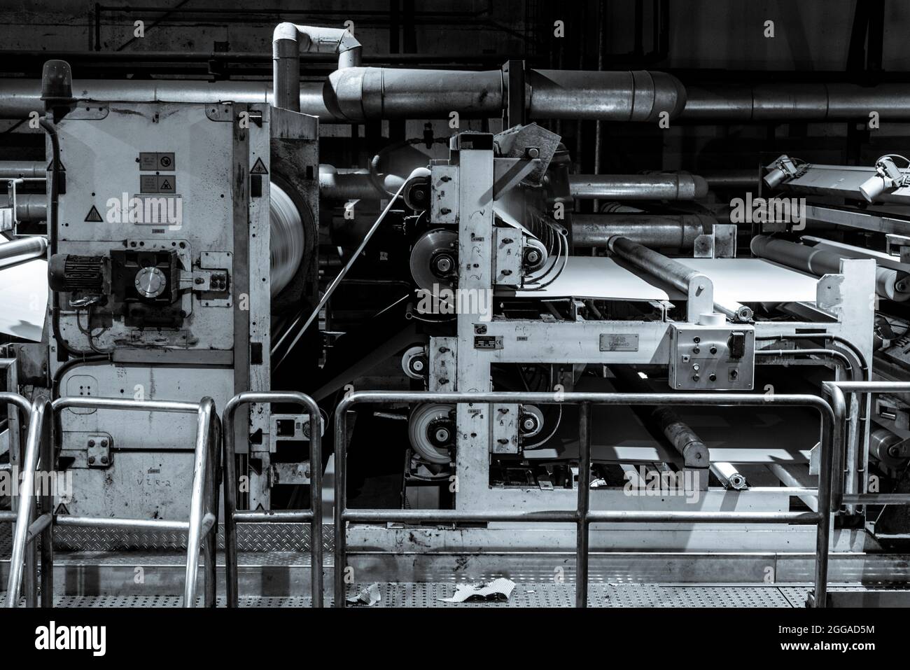 Le papier est converti en carton ondulé composé de plusieurs couches ondulées et plates. Ce produit final est utilisé pour l'emballage Banque D'Images