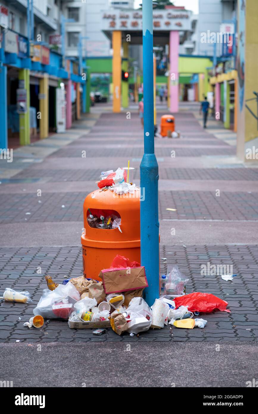 Débordement de déchets très tôt le matin dans les rues d'Ang Mo Kio Banque D'Images