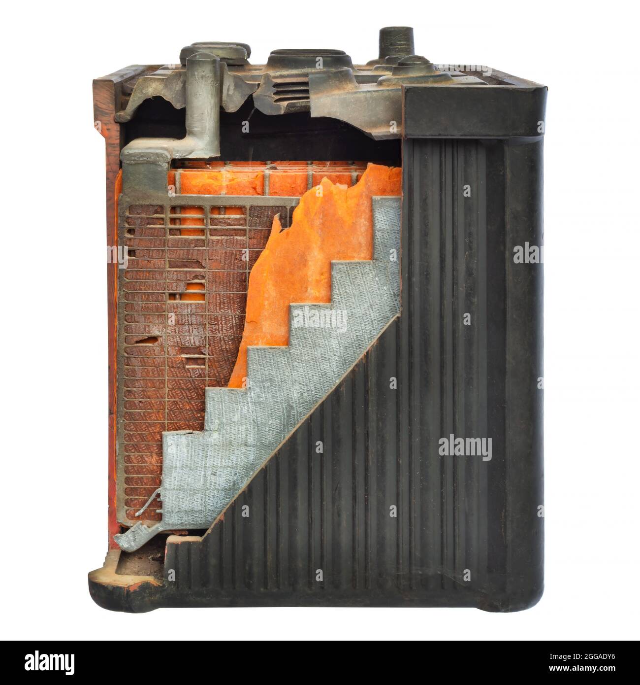 Ancienne batterie de voiture avec boîtier partiellement ouvert isolé sur fond blanc Banque D'Images