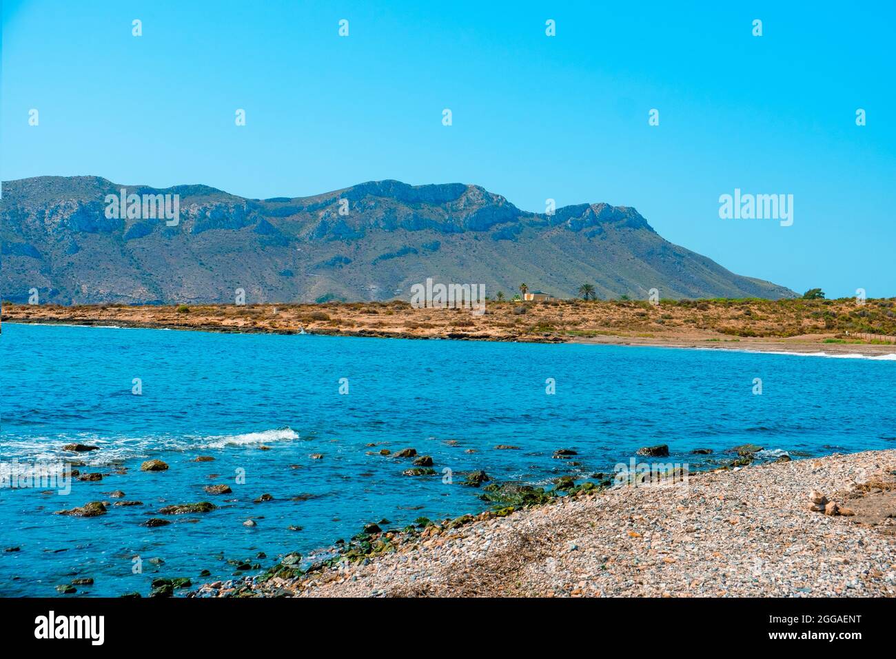 Vue sur la plage d'El Rafal, à Aguilas, sur la côte de la Costa Calida, région de Murcie, Espagne, mettant en évidence la montagne du cap Cope en arrière-plan Banque D'Images