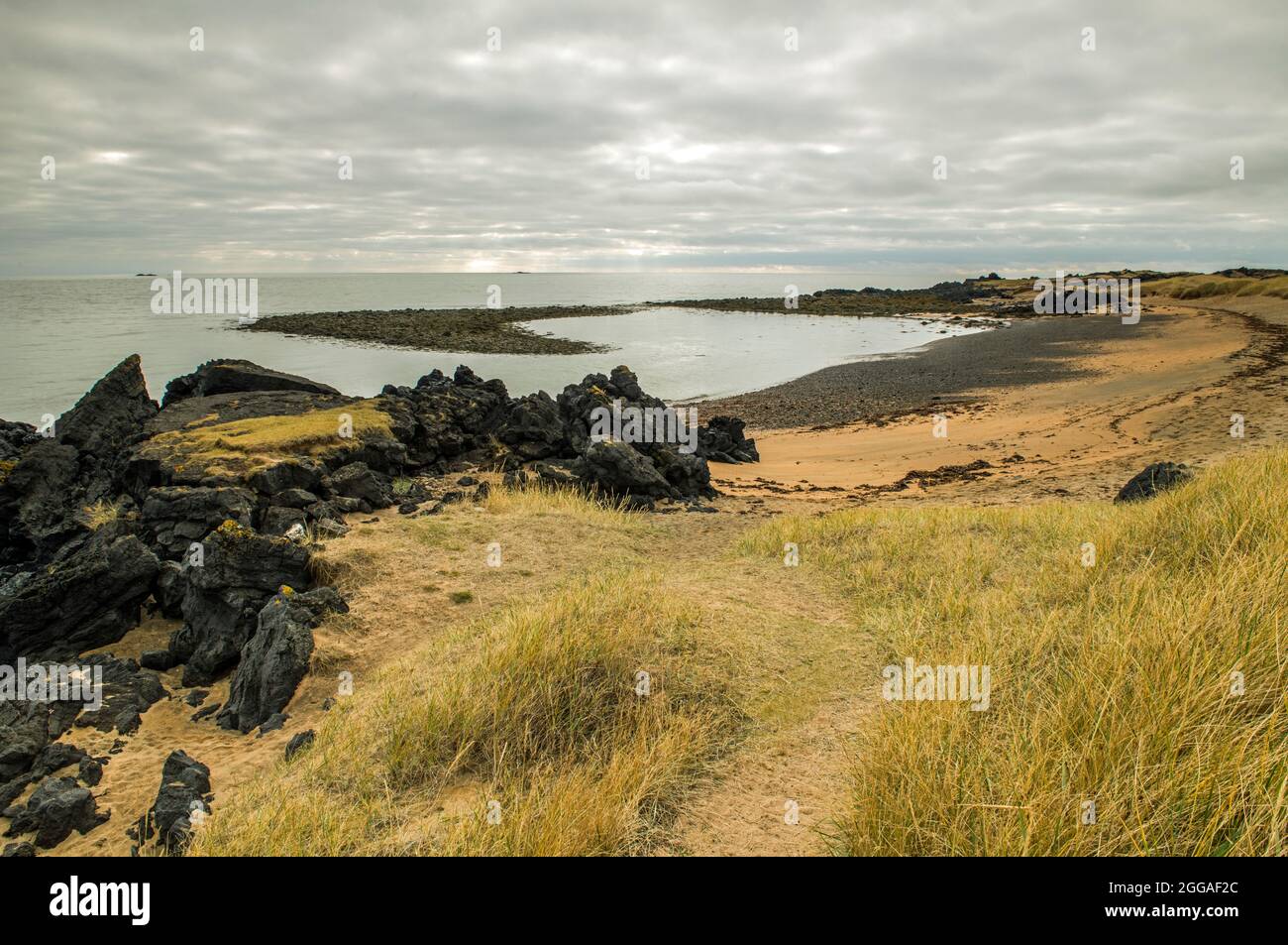 Budir Beach, une seule des quelques petites plages de sable couloured sur la côte islandaise Banque D'Images