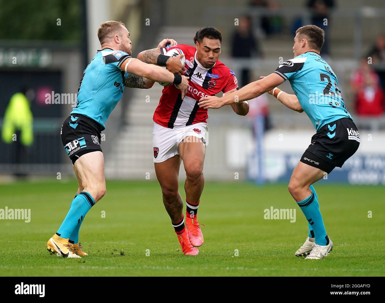 Le Rhys Williams (au centre) de Salford Red Devils est attaqué par Adam Swift (à gauche) du FC Hull et Cameron Scott lors du match de la Super League de Betfred au stade AJ Bell, à Salford. Date de la photo: Lundi 30 août 2021. Banque D'Images