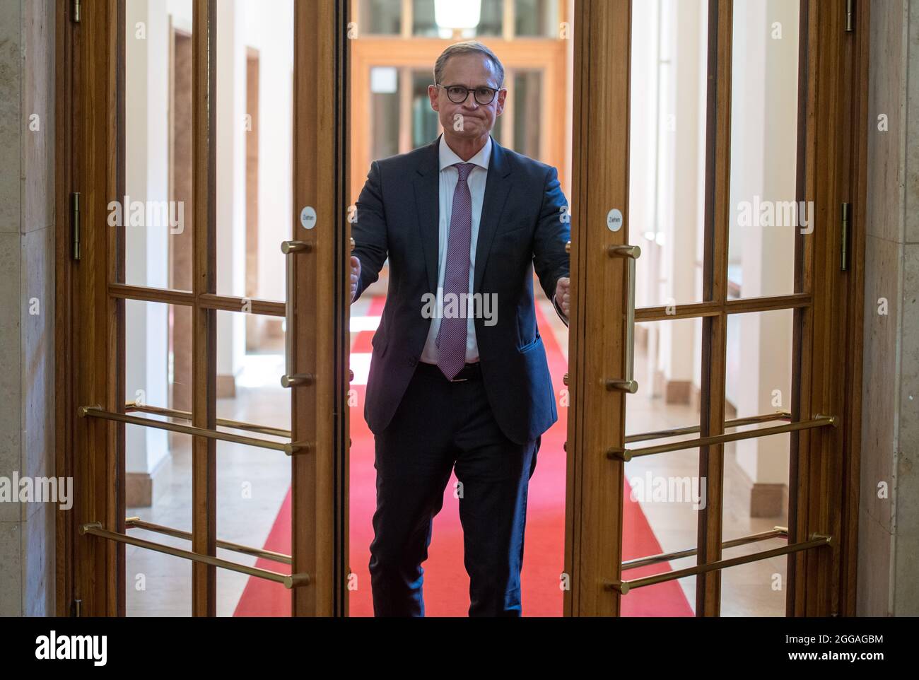 Berlin, Allemagne. 26 août 2021. Michael Müller (SPD), maire de Berlin, ouvre une porte dans les Rotes Rathaus. Credit: Christophe bateau/dpa/Alay Live News Banque D'Images