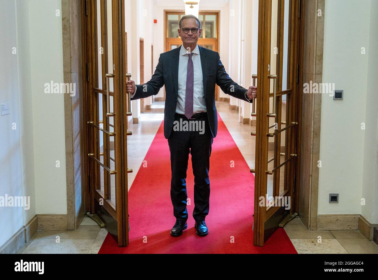 Berlin, Allemagne. 26 août 2021. Michael Müller (SPD), maire de Berlin, ouvre une porte dans les Rotes Rathaus. Credit: Christophe bateau/dpa/Alay Live News Banque D'Images