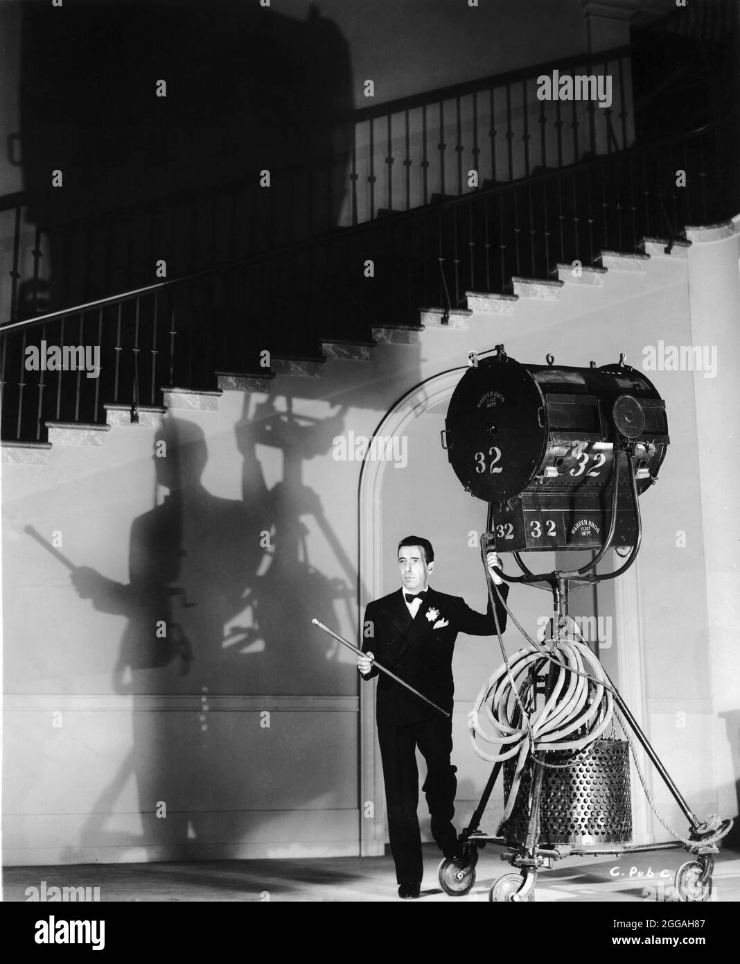 HUMPHREY BOGART 1942 Portrait intégral avec Movie Light au moment où il est apparu à CASABLANCA publicité pour Warner Bros. Banque D'Images