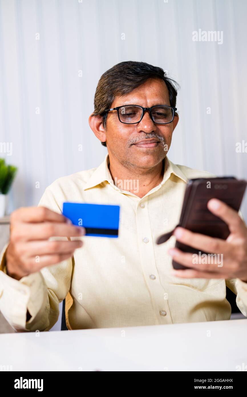 Agent ou homme d'affaires utilisant la carte de crédit pour le paiement tout en achetant ou en payant des factures - concept de e-commerce, sécurisez les paiements en ligne à partir de mobile Banque D'Images