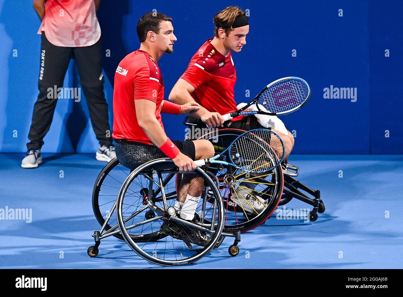 Joachim Gerard, joueur belge de tennis en fauteuil roulant, et Jef Vandorpe, joueur belge de tennis en fauteuil roulant, réagissent lors d'un match de double tennis entre Belges Banque D'Images